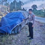 Diduga Keluar Jalur di Tikungan, Xenia Tabrak Truk Hino di Jalan Poros Sangatta – Bengalon